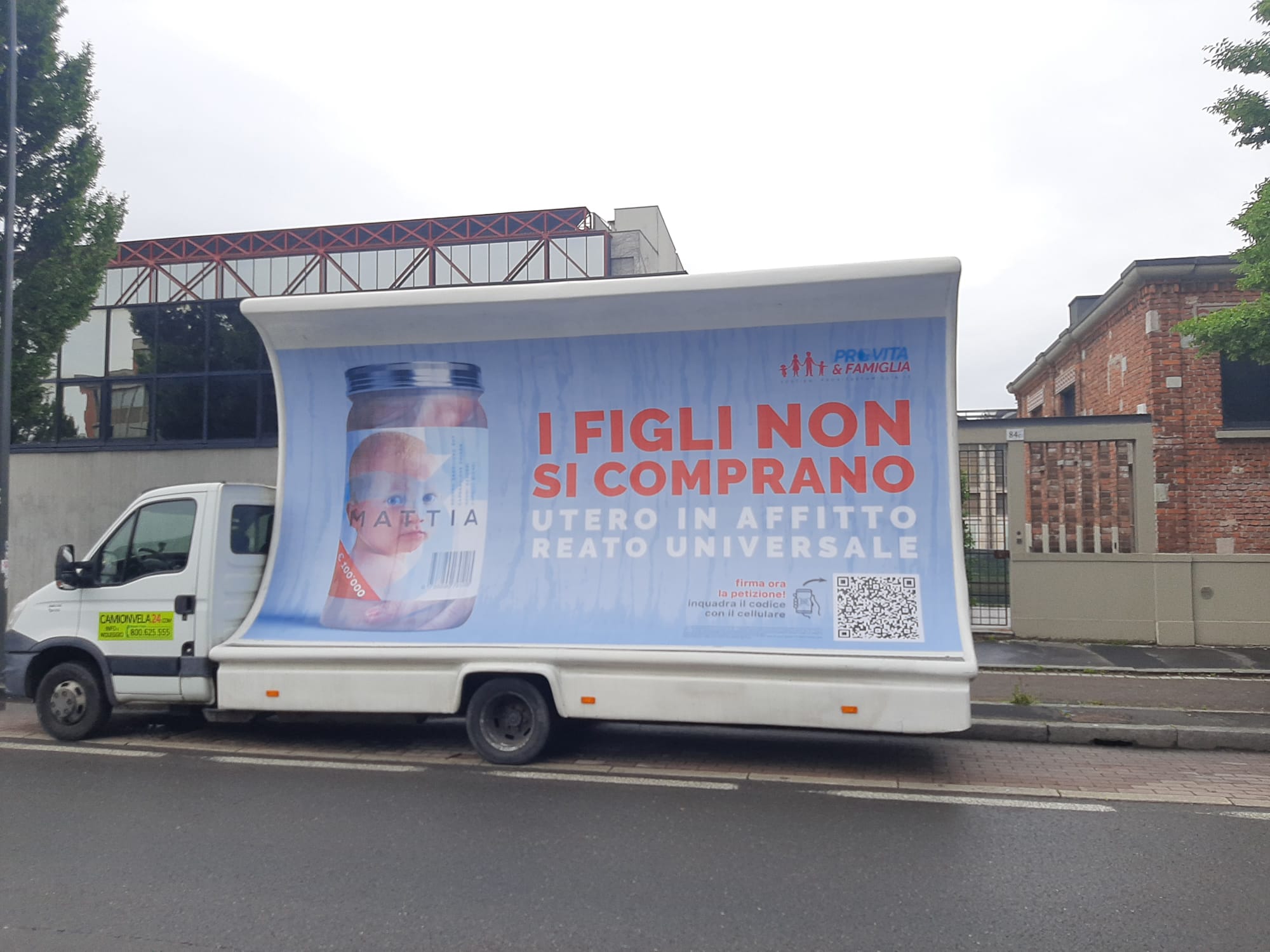 Utero in Affitto. Camion Vela di Pro Vita & Famiglia davanti alla Fiera Wish for a Baby. Figli non si comprano! 1